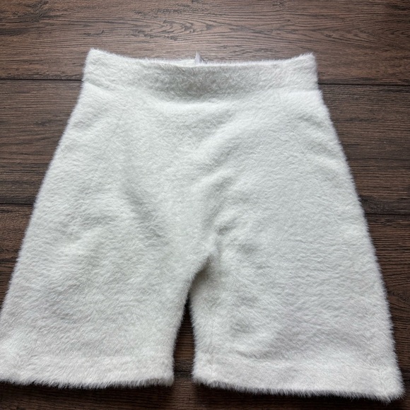 Gymshark Fuzzy White Women Shorts - Picture 4 of 4